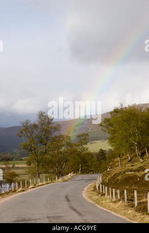 Regenbogen und einspurigen Straße im schottischen Glen, Braemar, Cairngorm National Park, Schottland, Vereinigtes Königreich Stockfoto