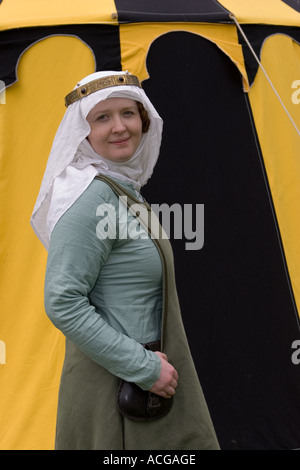 Frau reenactor der Gesellschaft für kreative Anachronismus, vor dem siebzehnten Jahrhundert Kultur. Die Sealed-Knoten-Gesellschaft aus Edzell Castle, Schottland, Großbritannien Stockfoto