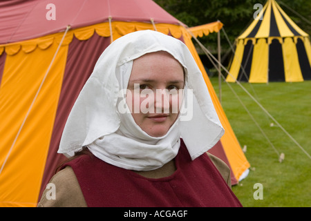 Mittelalterliche Kleidung des 17. Jahrhunderts; Frauenkostüm in der Gesellschaft für kreativen Anachronismus eine historische Nachstellergruppe, gegründet 1966. Stockfoto