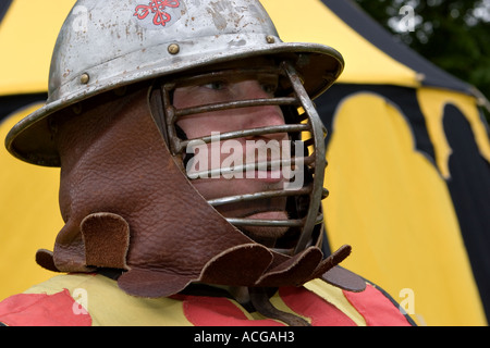 Mittelalterliche Infanterie Wasserkocher Helm Kostüm, Theater, Re-enactment Gesellschaft der kreativen Anachronismus der mittelalterlichen Ritter von edzell Castle, Schottland, Großbritannien Stockfoto