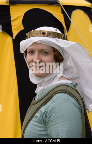 17th Jahrhundert mittelalterliche Kleidung; Damenkostüm bei der Gesellschaft für Kreativen Anachronismus eine historische Reenactment-Gruppe, die 1966 gegründet wurde. Stockfoto