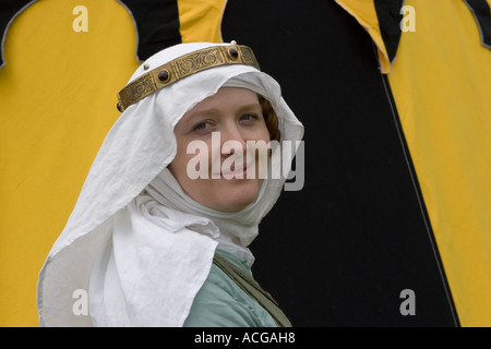 Mittelalterliche Kleidung des 17. Jahrhunderts; Frauenkostüm in der Gesellschaft für kreativen Anachronismus eine historische Nachstellergruppe, gegründet 1966. Stockfoto