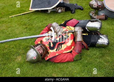 Mittelalterliche Infanterie Wasserkocher Helm Kostüm, Theater, Re-enactment Gesellschaft der kreativen Anachronismus der mittelalterlichen Ritter von edzell Castle, Schottland, Großbritannien Stockfoto