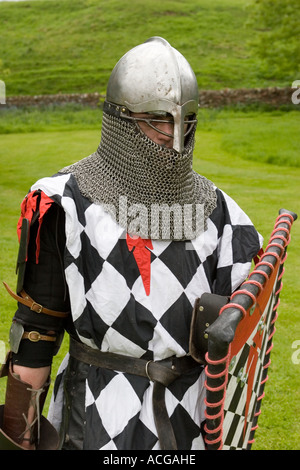 Schottische Ritter. Gesellschaft der kreativen Anachronismus Sealed Knot Gesellschaft, Mann mit Helm und Kettenhemd mit Schild, an edzell Castle, Schottland, Großbritannien Stockfoto