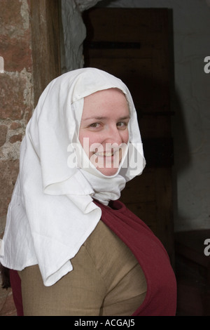 Mittelalterliche Kleidung des 17. Jahrhunderts; Frauenkostüm in der Gesellschaft für kreativen Anachronismus eine historische Nachstellergruppe, gegründet 1966. Stockfoto