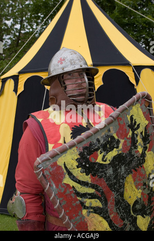 Mittelalterliche Infanterie Wasserkocher Helm Kostüm, Theater, Re-enactment Gesellschaft der kreativen Anachronismus der mittelalterlichen Ritter von edzell Castle, Schottland, Großbritannien Stockfoto