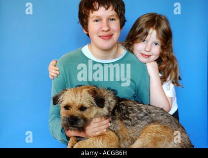 Kinder mit Hund Stockfoto