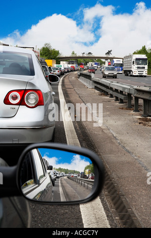 Stau auf M1, nehmen Sie den Zug. Stockfoto