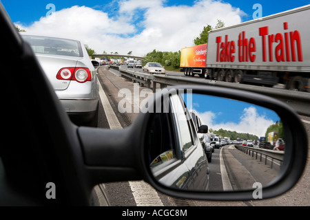 Stau auf M1, nehmen Sie den Zug. Stockfoto