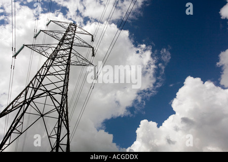 Strommast gegen blauen Himmel und Wolken Stockfoto