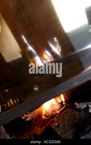 Reflexion von einer Flasche Wein und Glas in einem Metallbrand Abzug in einem englischen pub Stockfoto