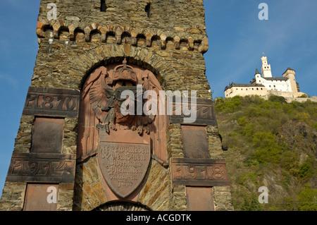 Kriegerdenkmal & Marksburg Burg Braubach am Rhein, Deutschland, stammt aus dem 13. C. Stockfoto