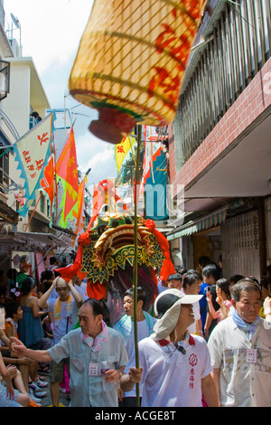 Trägt eine Laterne und Drachen während der Parade Cheung Chau Bun Festival Hongkong China Stockfoto