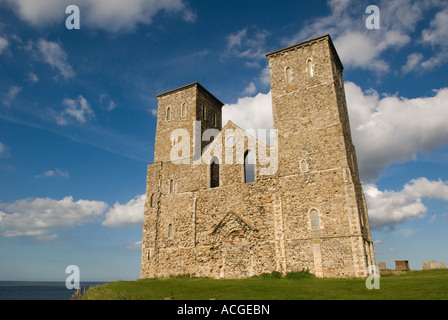 Römisches Kastell bei Reculver mit den Überresten des 12. Jahrhundert Türme der Pfarrkirche Kirche in der Nähe von Herne Bay Kent England HOMER SYKES Stockfoto