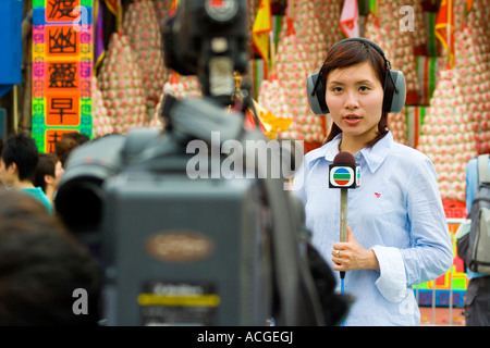 Frau-News-Person für Cheung Chau Insel Bun Festival Hong Kong SAR Stockfoto