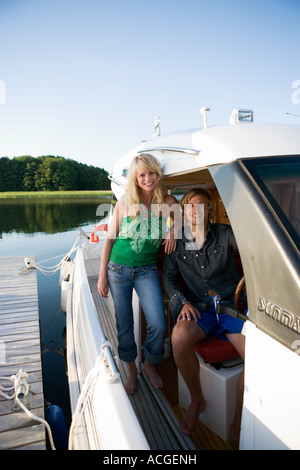 Ein paar in einem Motorboot lächelnd in die Kamera schaut. Stockfoto