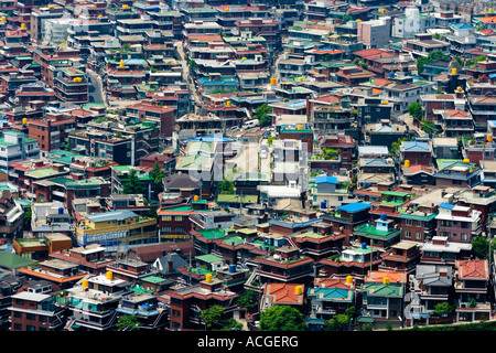 Dicht besiedelte Lowrise Wohnung Nachbarschaft Seoul Südkorea Stockfoto