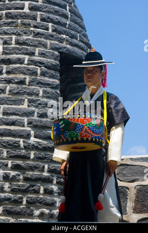 Kostümierte Zeremoniell Guard Warnung Leuchtturm Leuchtfeuer Mound Seoul Festung Wand Namsan Hill Park Seoul Südkorea Stockfoto