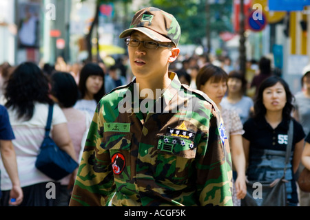 Jungen koreanischen Soldaten in Uniform Myongdong Commercial Market Seoul Südkorea Stockfoto
