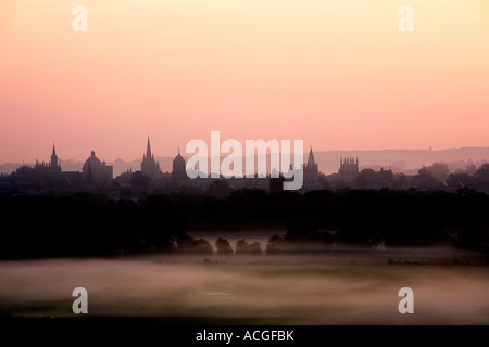 Oxford Stadt träumen Turmspitzen Silhouette im Morgengrauen mit dem Nebel kommen über die Felder Stockfoto