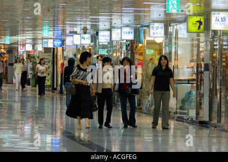 Frauen im Untergrund das Einkaufsviertel von einer U-Bahn Station Seoul Südkorea Stockfoto