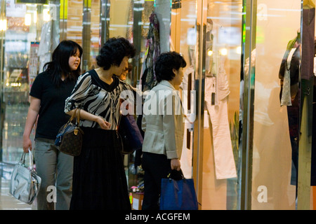 Frauen im Untergrund das Einkaufsviertel von einer U-Bahn Station Seoul Südkorea Stockfoto