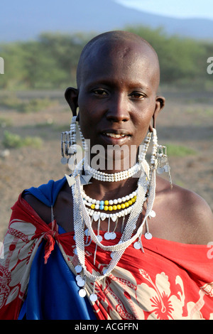 Masai Frau im Dorf/Boma am Engekaret in der Nähe von Arusha Tansania Stockfoto