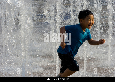 Koreanische junge spielt in einem großen öffentlichen Brunnen am Rathaus Seoul Südkorea Stockfoto