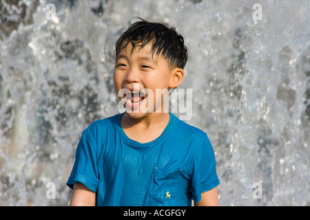 Koreanische junge spielt in einem großen öffentlichen Brunnen am Rathaus Seoul Südkorea Stockfoto