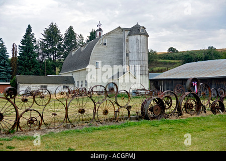 Der Künstler-Scheune mit seinen Zaun gemacht von alten Traktoren Räder in Uniontown, in der Palouse Region im südöstlichen Washington Stockfoto