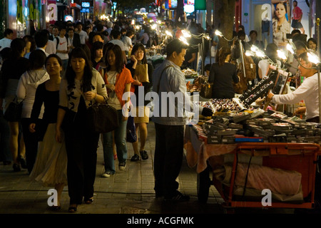 Einkaufen bei Myeongdong Nacht Markt Seoul Südkorea Stockfoto