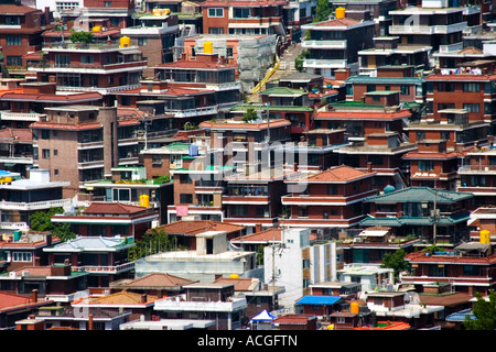 Dicht besiedelte Lowrise Wohnung Nachbarschaft Seoul Südkorea Stockfoto