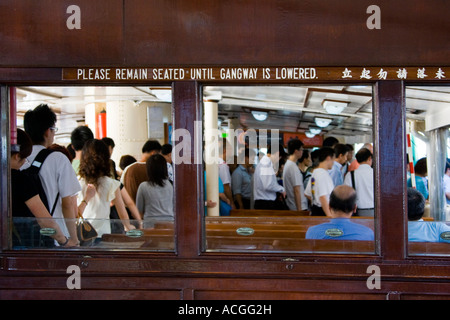 Passagiere von Bord gehen Star Ferry Hong Kong SAR