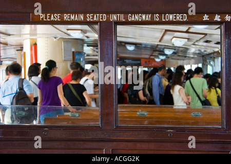 Passagiere von Bord gehen Star Ferry Hong Kong SAR