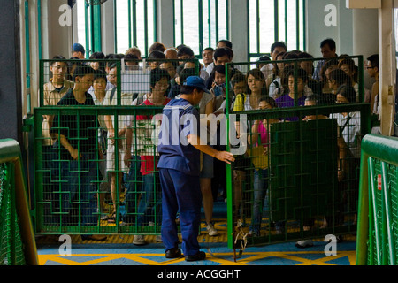 Tore öffnen für Passagiere auf die Rampe auf der Star Ferry Central Pier Hong Kong SAR Stockfoto