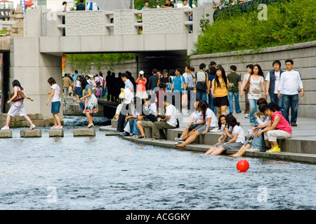 Viele Koreaner entlang Cheonggyecheon oder Cheonggye streamen Seoul Südkorea Stockfoto