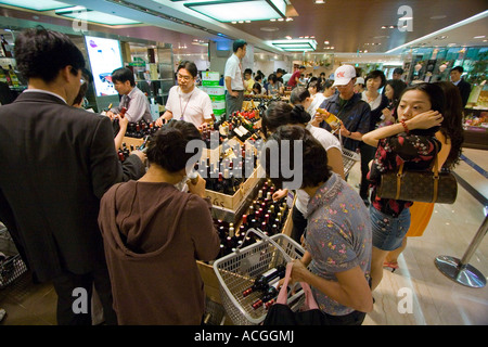 Menschen die Wahl von Flaschen in der Weinabteilung von einem gehobenen Supermarkt Seoul Südkorea Stockfoto