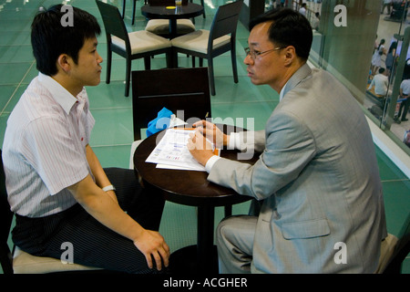 Bewerbungsgespräch oder Management-Review zwei koreanische Geschäftsleute Seoul Südkorea Stockfoto