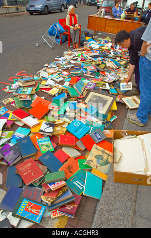 Gebrauchte Bücher auf dem Flohmarkt Golborne Road in London England UK Stockfoto