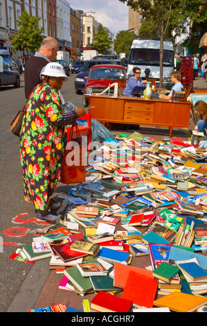 Bücher auf Golborne Road Flohmarkt in West London England UK Stockfoto