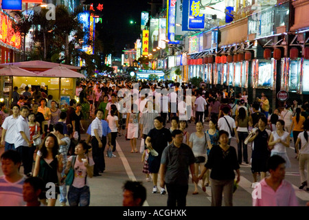 Chinesische Käufer auf eine belebten Fußgängerzone Commercial Street Xiamen China Stockfoto