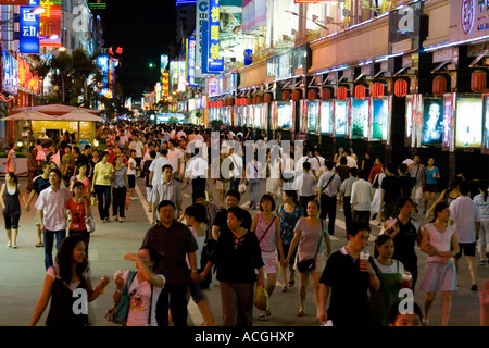 Chinesische Käufer auf eine belebten Fußgängerzone Commercial Street Xiamen China Stockfoto