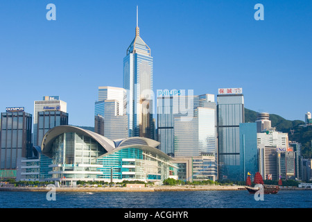 Rot segelten chinesische Dschunke und Hong Kong Convention Centre Hong Kong China Stockfoto