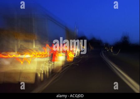 LKW auf der Autobahn bei Nacht Melbourne Victoria Australia Stockfoto