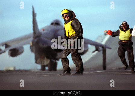 Royal Navy Flight Deck Captian startet Sea Harrier vom Flugdeck der HMS Ark Royal. Ski-Rampe in den Boden zurück. Stockfoto