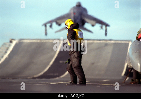 Royal Navy Flight Deck Captian startet Sea Harrier vom Flugdeck der HMS Ark Royal. Ski-Rampe in den Boden zurück. Stockfoto