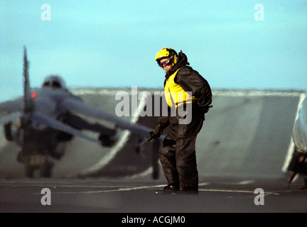 Royal Navy Flight Deck Captian startet Sea Harrier vom Flugdeck der HMS Ark Royal. Ski-Rampe in den Boden zurück. Stockfoto