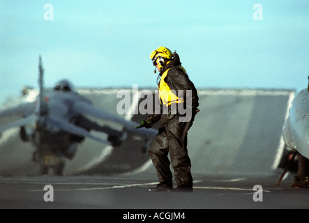 Royal Navy Flight Deck Captian startet Sea Harrier vom Flugdeck der HMS Ark Royal. Ski-Rampe in den Boden zurück. Stockfoto