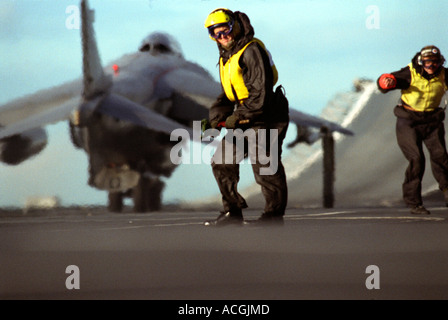 Royal Navy Flight Deck Captian startet Sea Harrier vom Flugdeck der HMS Ark Royal. Ski-Rampe in den Boden zurück. Stockfoto