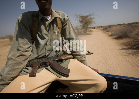 WESTERN SOMALIA 2. März 2006 Miliz Mitglied mit seinem Gewehr AK-47 auf der Rückseite eine Abholung in einem Konvoi bewachen Stockfoto